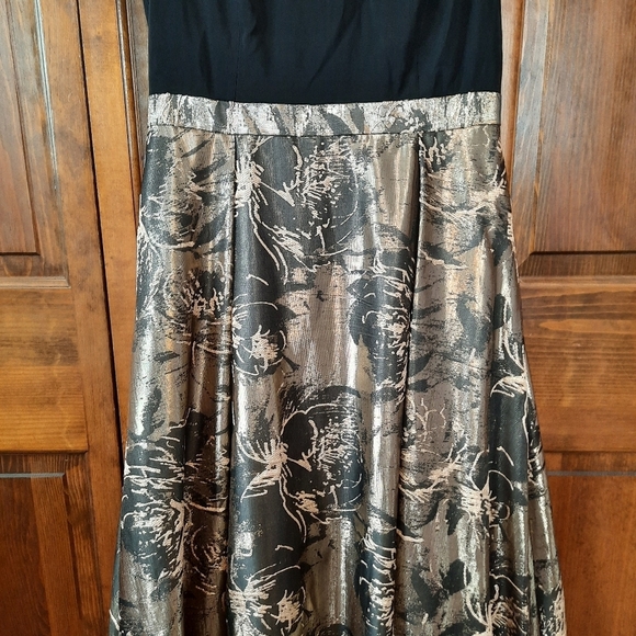 🛍 Aidan Mattox Metallic Gold Floral Jacquard Maxi Evening Gown Size 14 - Picture 4 of 15